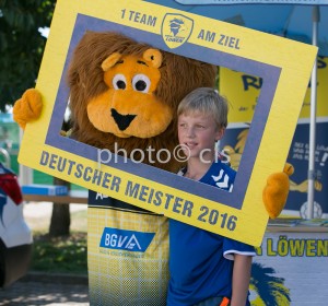 Löwenmaskottchen Conny war zur Freude der Kids anwesend (Foto: cls)