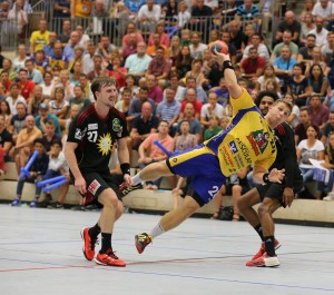 Handball 2. Bundesliga HSG Konstanz - TuS N-Lbbecke 24:28. Christoph Berchtenbreiter (HSG) kommt zum Wurf, links Pontus Zetterman (TuS) und Ramon Tauabo (TuS) hinten.